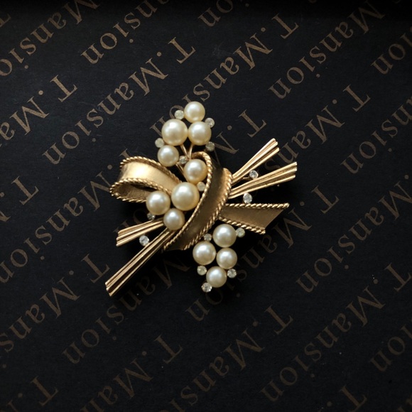 Vintage Signed Crown Trifari faux pearl brooch - Picture 1 of 3